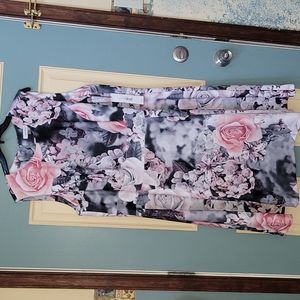 Beautiful! NWT Calvin Klein floral sleeveless 👗